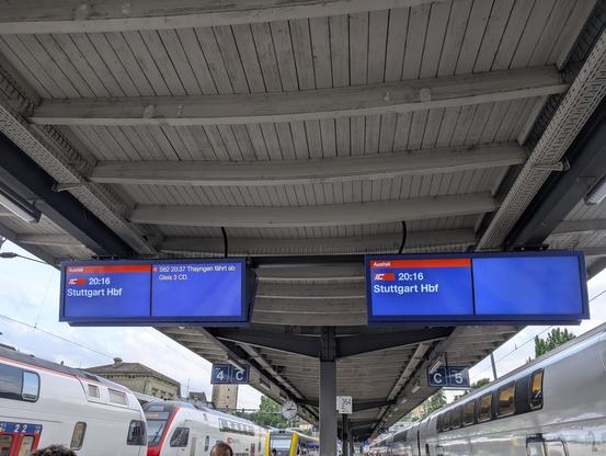 Bild zweier elekteonischer Anzeigen auf einem Bahnhof. Der IC 20:16 nach Stuttgart fällt sowohl aif Gleis 4 als auch auf Gleis 5 aus.