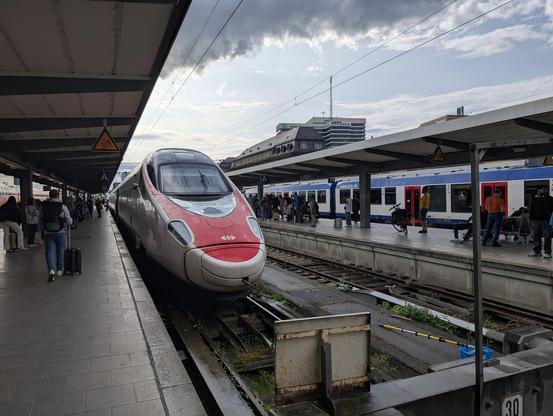 SBB-Astoro-Schnellzug von vorne in einem deutschen Bahnhof