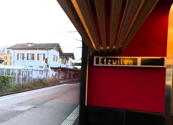 Foto im Zug. Links durch das Fenster Blick auf den Bahnhof Stein am Rhein; rechts im Bild die Stationsanzeige, die schon "Etzwilen" behauptet