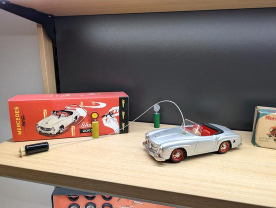 Ein Modell eines Mercedes 190 SL mit Kabelfernsteuerung