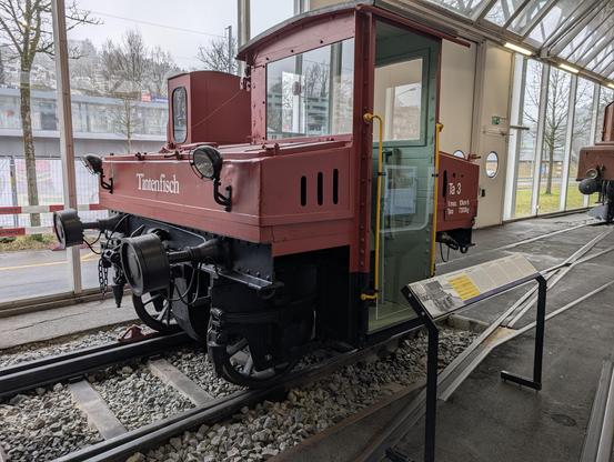 Sehr kurze (2-3m?) akkubetriebene, vollelektrische rote Rangierlokomotive "Tintenfisch" Baujahr 1919 mit Magnetpuffern zur automatischen Kupplung und Entkupplung