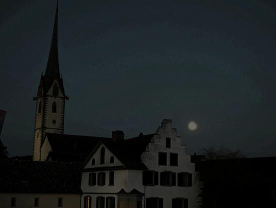 Vollmond über altem Kloster
