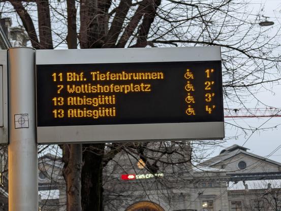 Eine elektronische Abfahrtsanzeige, die Trams in 1, 2, 3 und 4 Minuten ankündigt.