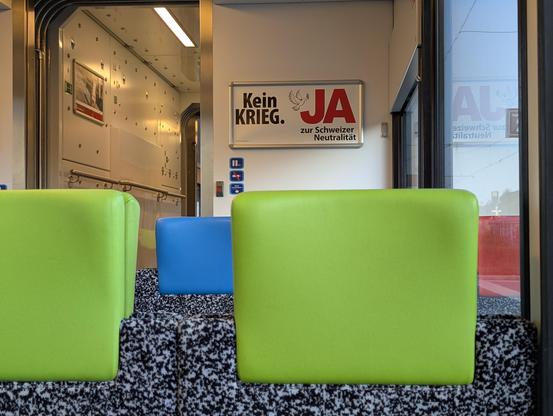 Das "Ja zur Neutralität – kein Krieg"-Plakat von Blocher & Co. in einem Zug