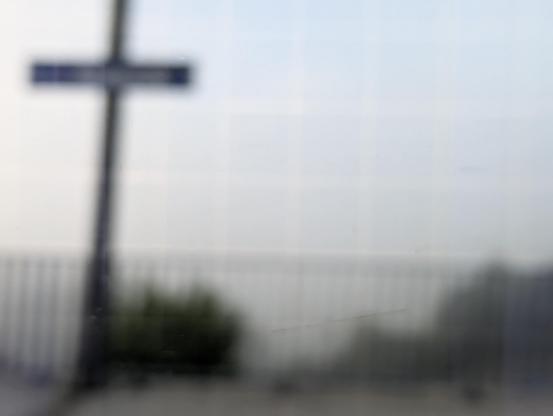 Verzerrtes Bild (motion blur) mit einem Bahnhofsschild und dahinter Nebel. Mit viel Glück kann man sich den Rheinfall im Bildhintergrund vorstellen. (Auch von Auge sah man ihn nicht wirklich besser.)